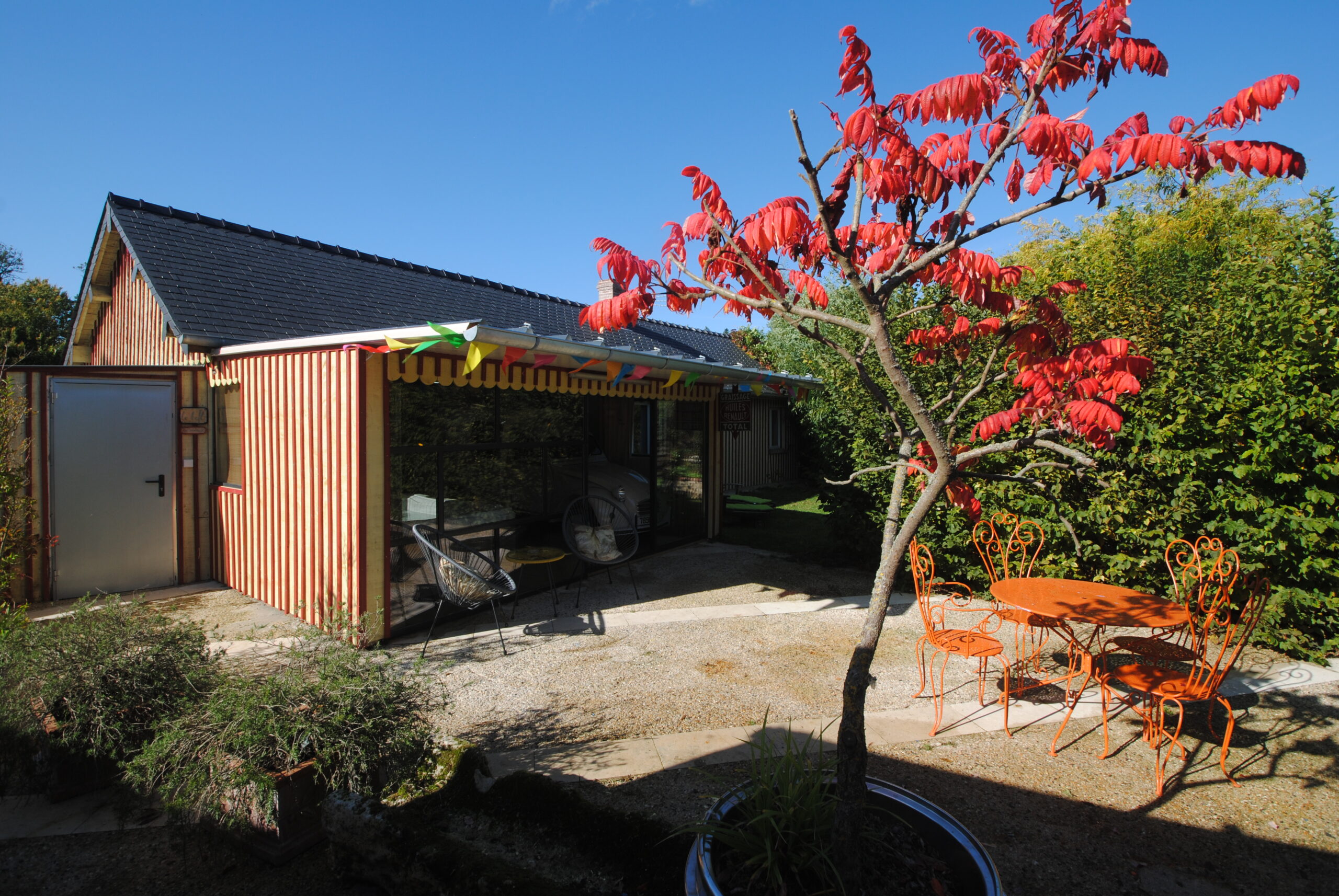 le-grand-logis-gite-et-chambre-d-hotes-marchais-aisne-hebergement-touristique-hebergement-insolite-la-baraque-la-remise-terrasse