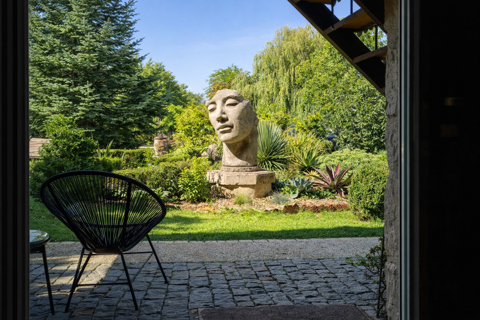 Vue jardin | Le Grand Logis Vue jardin avec sculpture – La Maison d’hôte Le Grand Logis