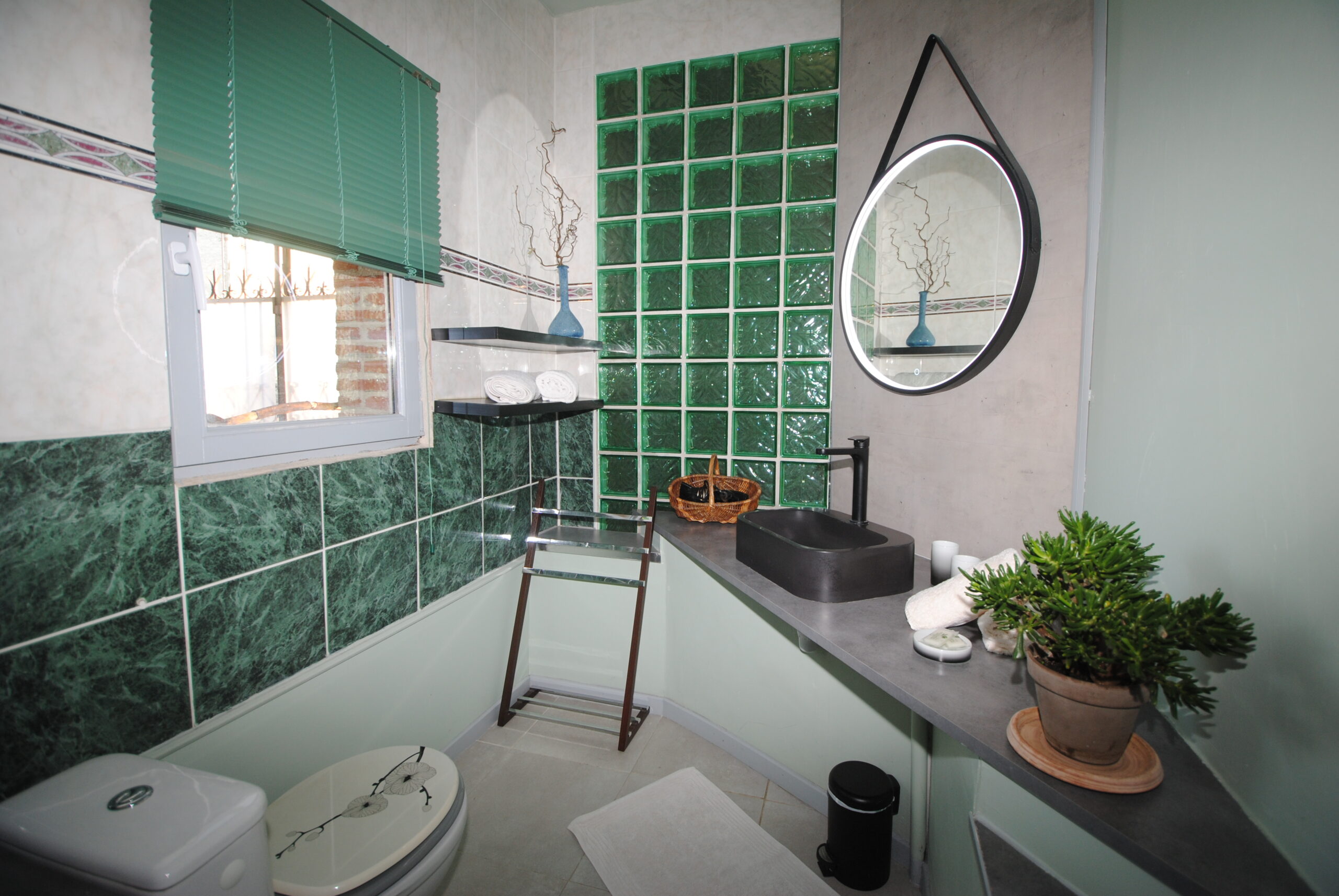 Salle d’eau – Suite Nénuphar | Le Grand Logis Salle d’eau de la Suite Nénuphar – La Maison d’hôte Le Grand Logis