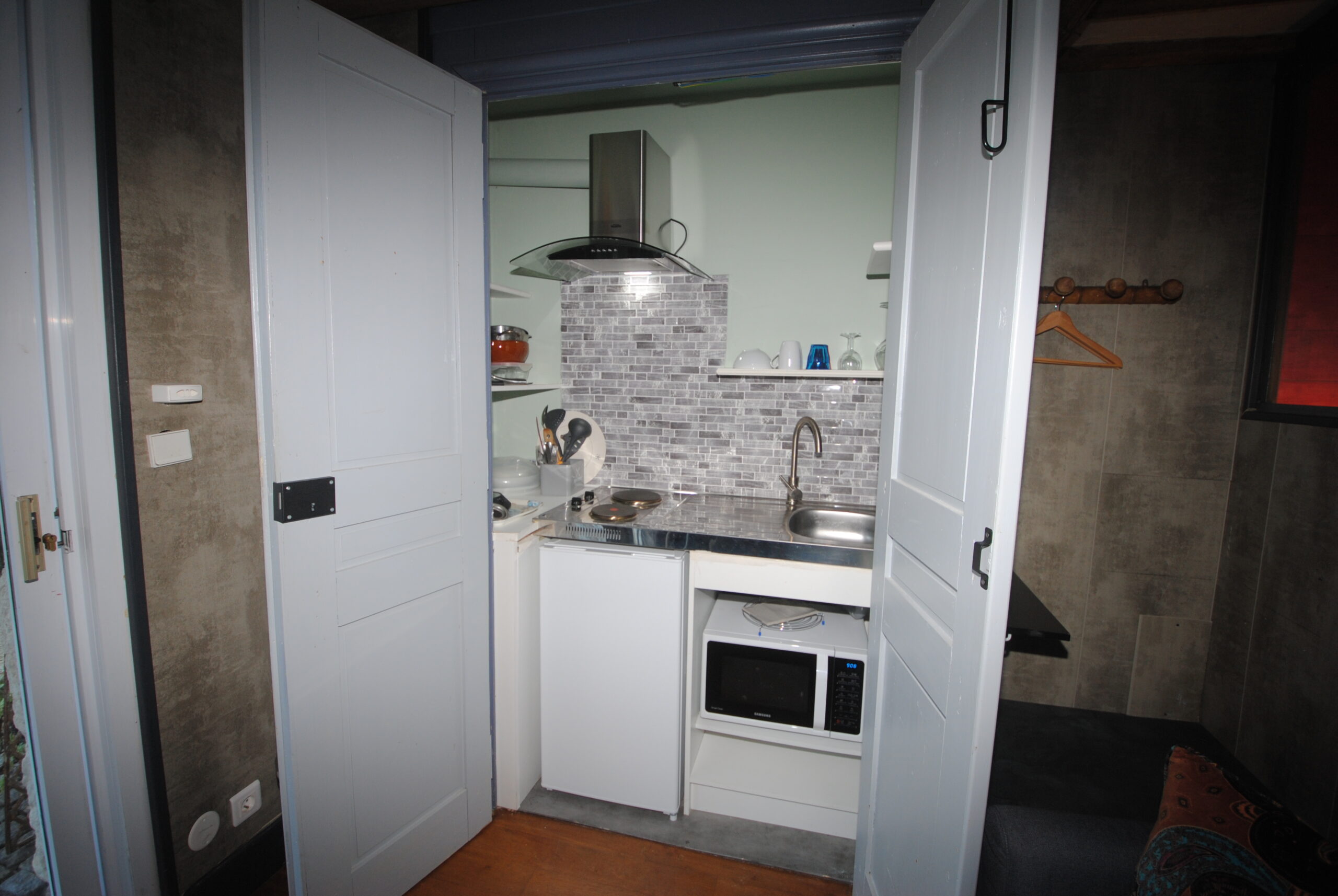 kitchenette dans suite nénuphar kitchenette de la Suite Nénuphar – La Maison d’hôte Le Grand Logis